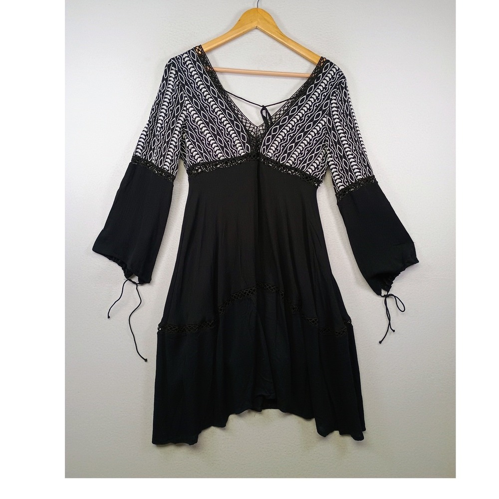 Boho Festival Mo Huan Yi Chu Women Sm Black White Embroidered Bell Sleeve Dress